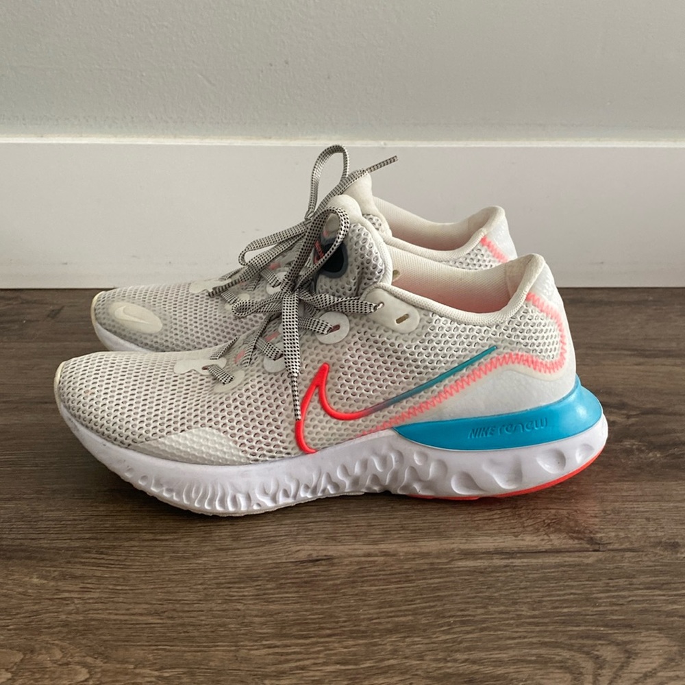 Women’s size 8 Nike Renew sneakers